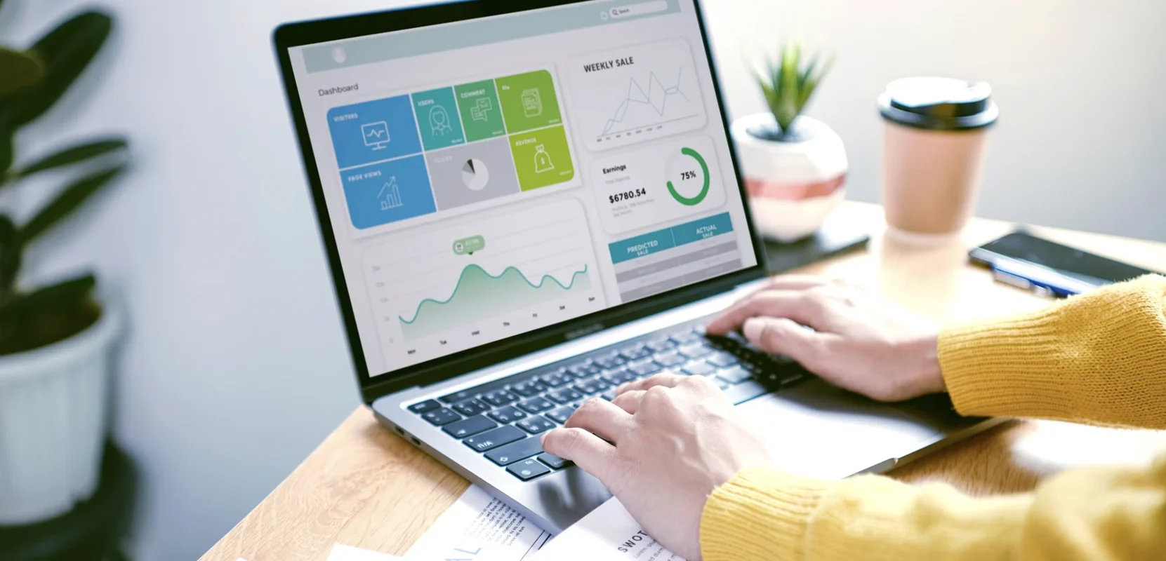 Екран ноутбука з інтерфейсом CRM‑системи