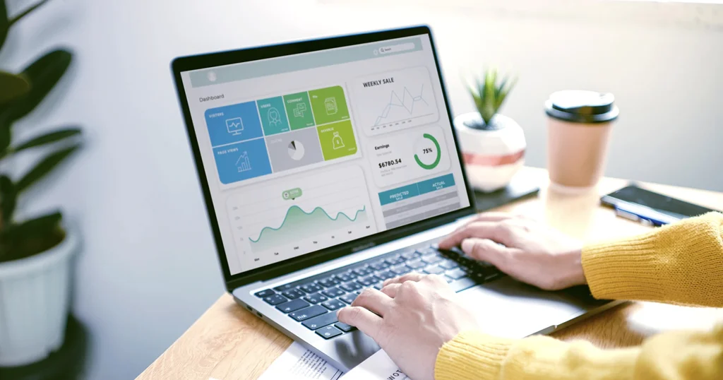 ноутбук з відкритою сторінкою дашборда