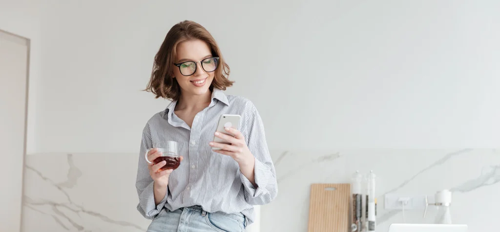 Дівчина дивиться в телефон