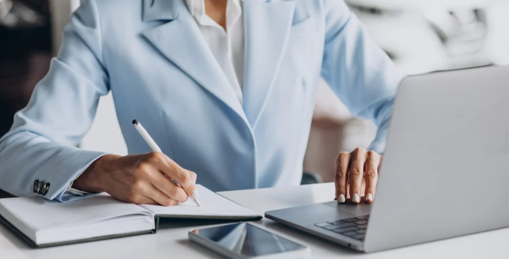 Юрист працює з клієнтом